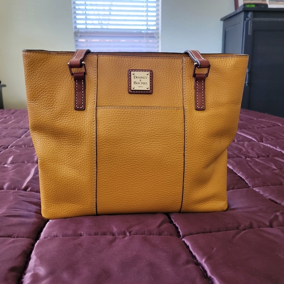 Dooney & Bourke Handbags - Dooney & Bourke Lexington Purse